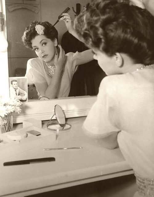 vintage-lady-doing-makeup