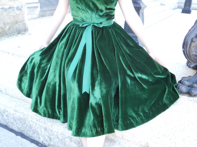 green-velvet-1950s-dress